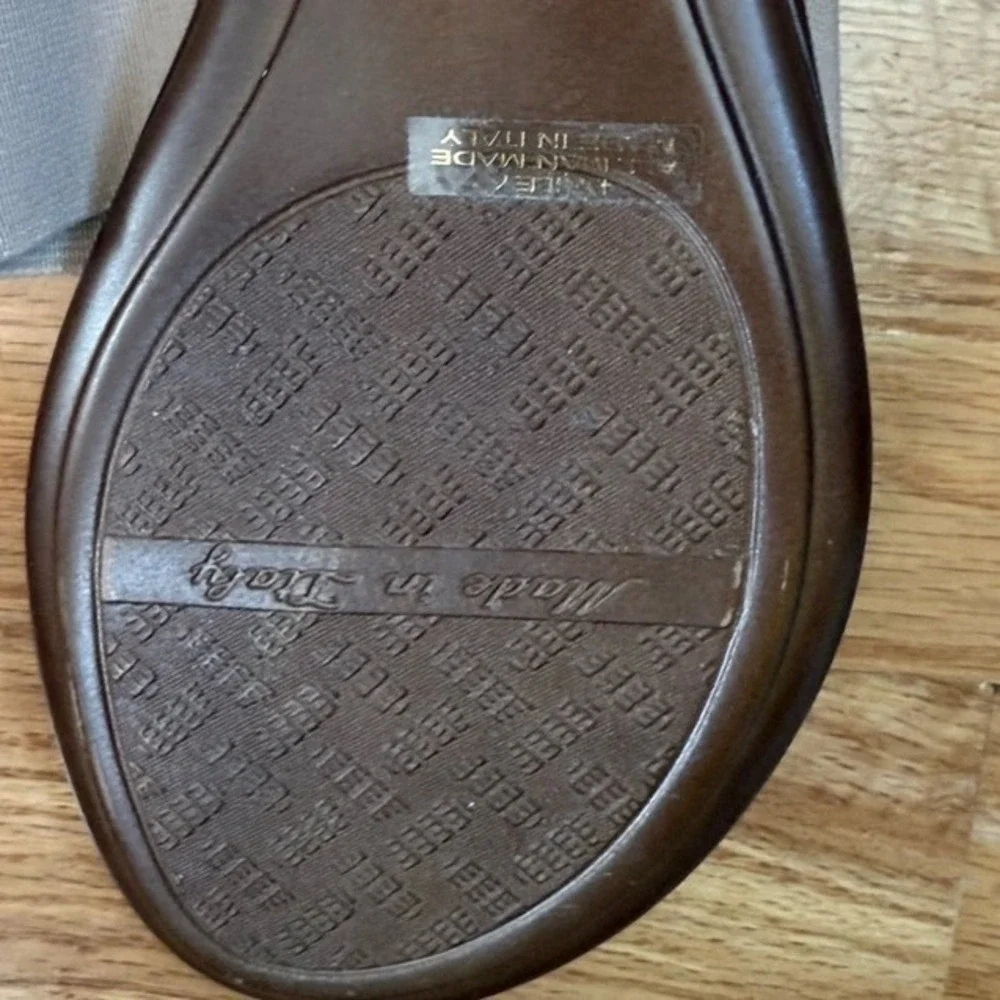 Italian Shoemaker Neutral Tan Strappy Slide Sandals Made in Italy Size 8.5